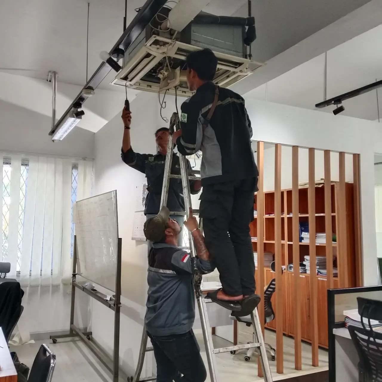 Teknisi JONIAC sedang menangani unit AC
